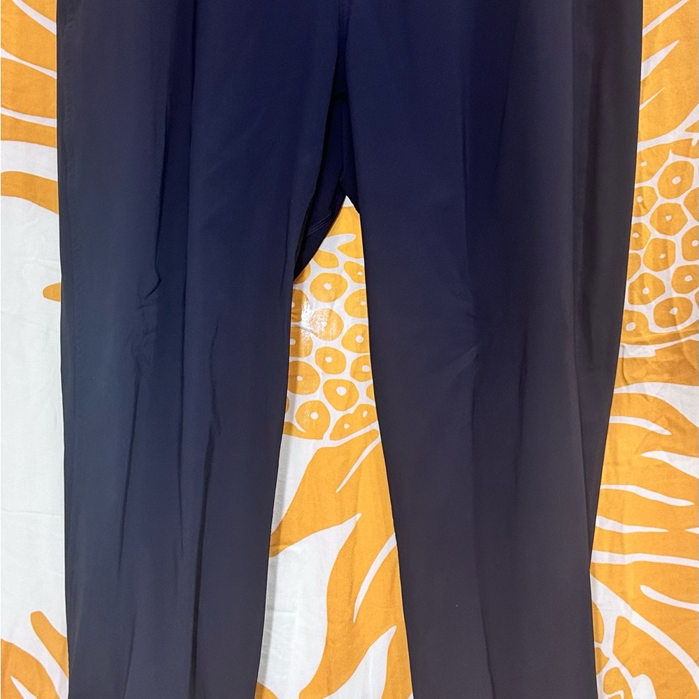 Lululemon womens joggers SZ 10 ankle zipper detail